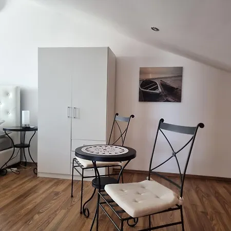 Tirza Apartment